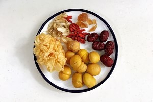 美食汤羹--补品板栗银耳百合汤