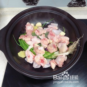 如何做葱油焖鸡腿？