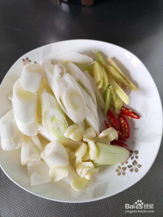 鲜掉眉毛的红烧基围虾