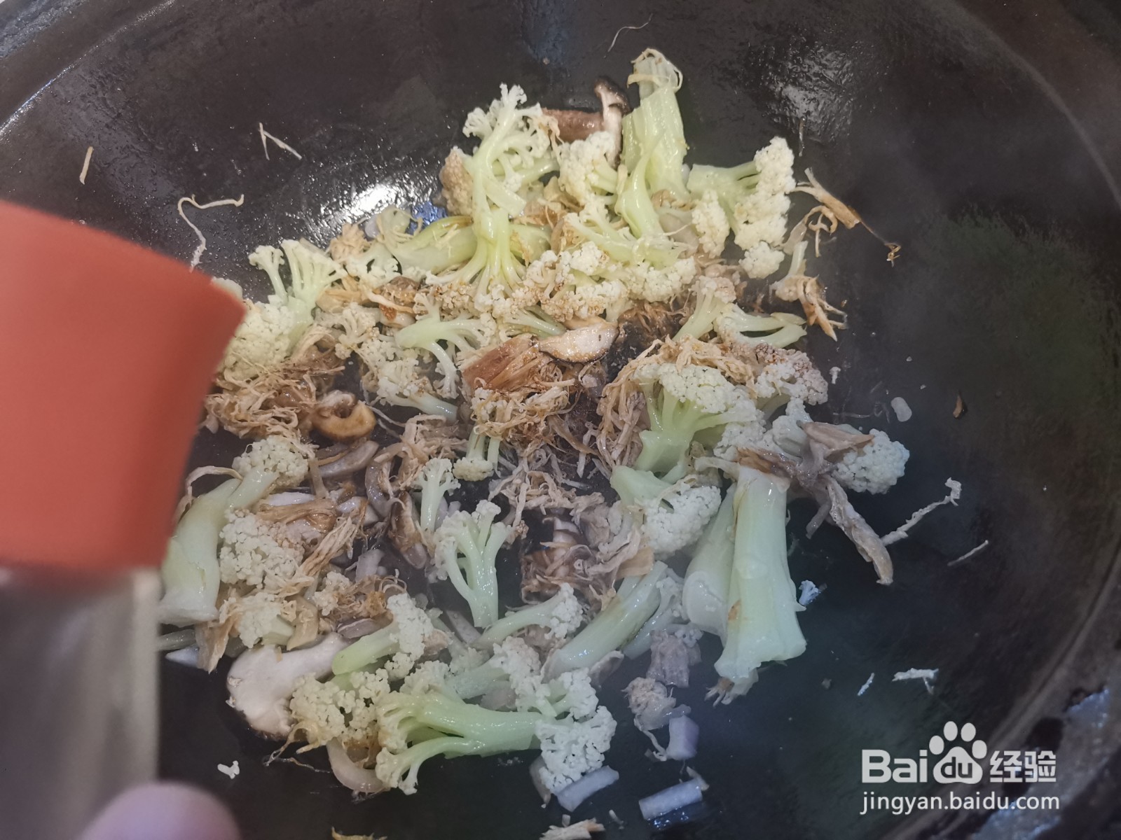 鸡胸肉炒香菇花菜的做法