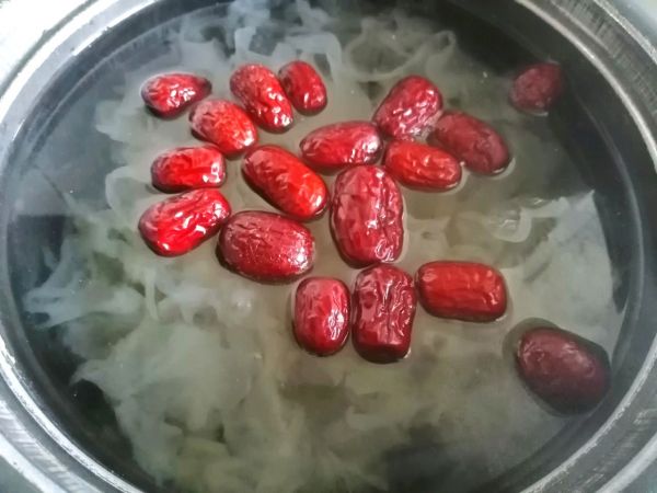 银耳黄桃红枣羹