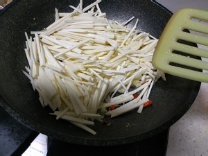 健康养生佳品茭白炒肉丝的做法