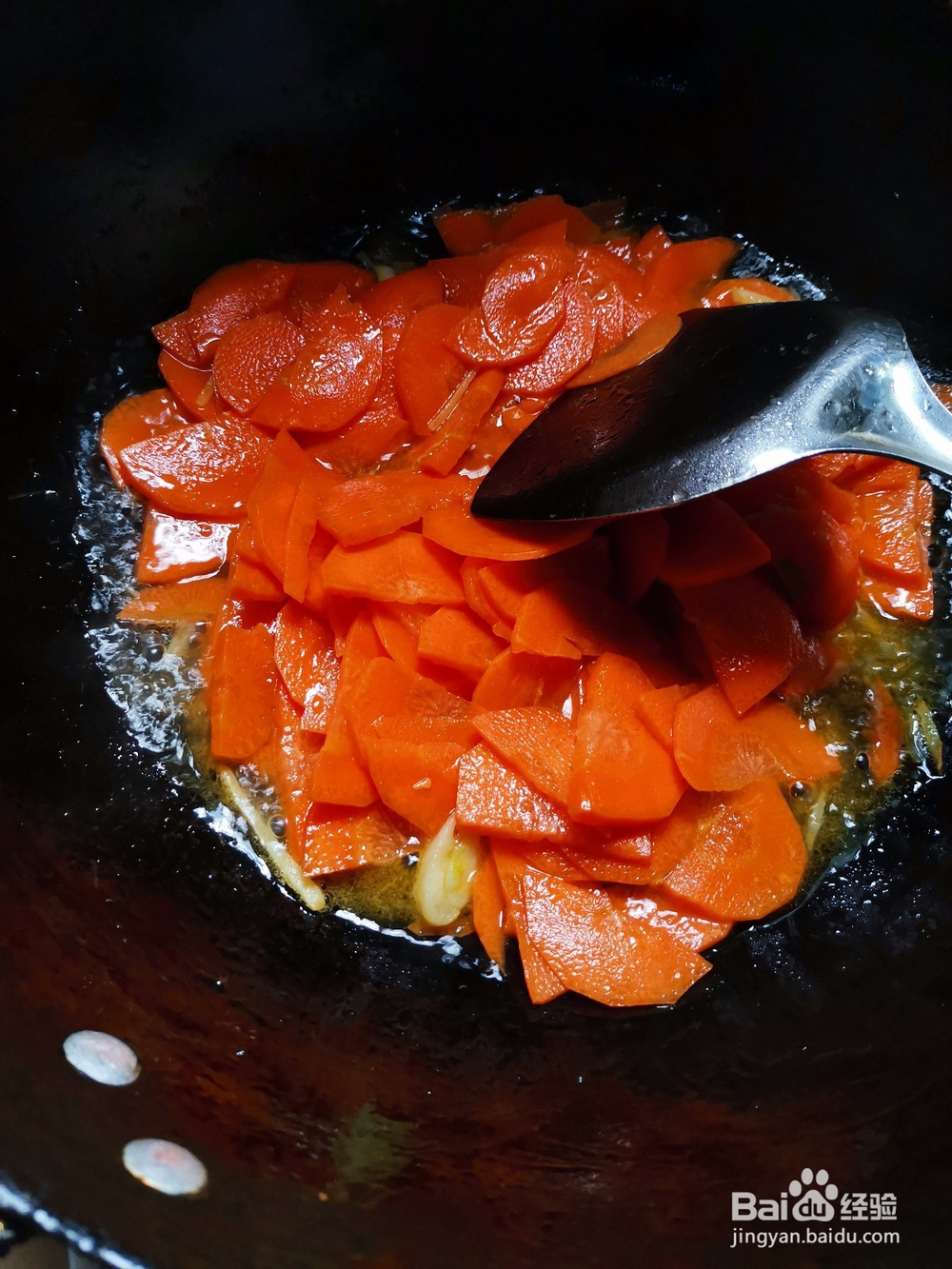 清炒胡萝卜片做法如下