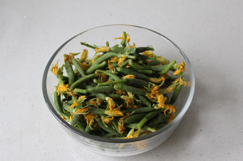 教你做黄瓜花炒鱿鱼，让你越吃越想吃，根本停不下来！