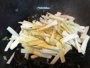 健康养生佳品茭白炒木耳的做法
