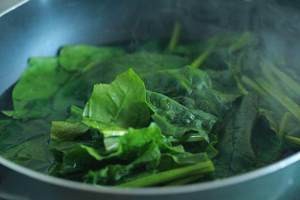 教你怎么做果仁菠菜拌木耳