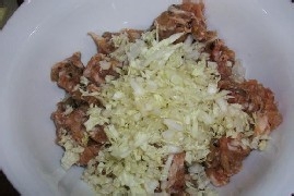 新鲜包菜大肉包