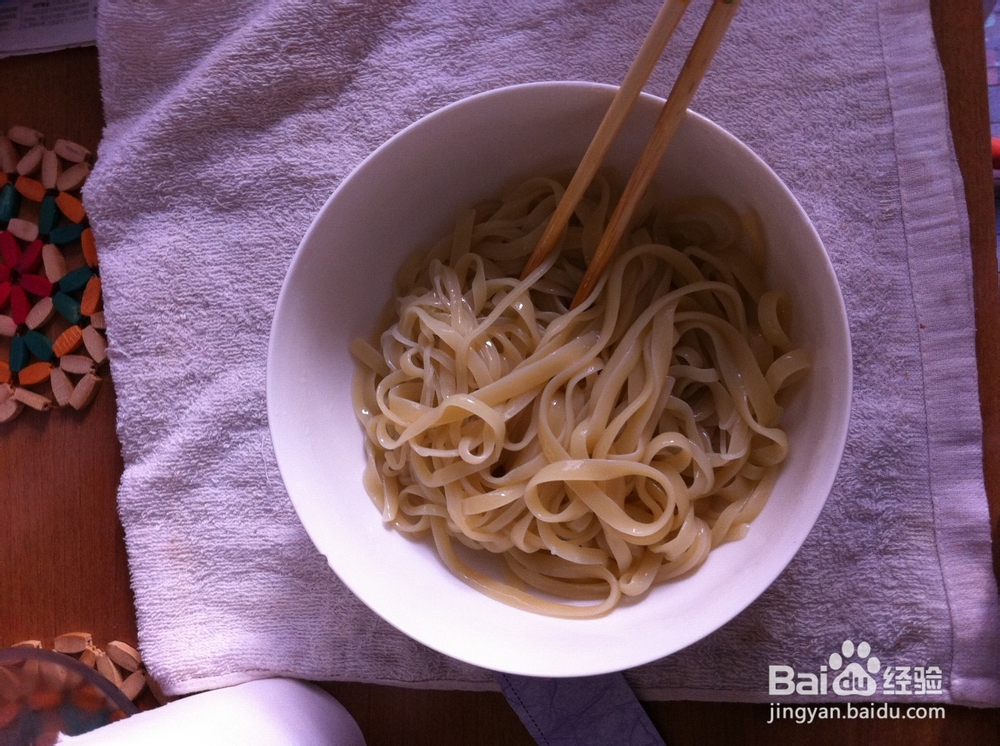 东北吉林的小吃热牛筋面做法（紫菜排骨味）