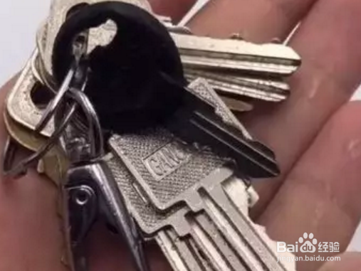 清洁梳子和钥匙的小妙招