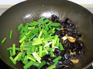 葱烧木耳佛手瓜怎么做？