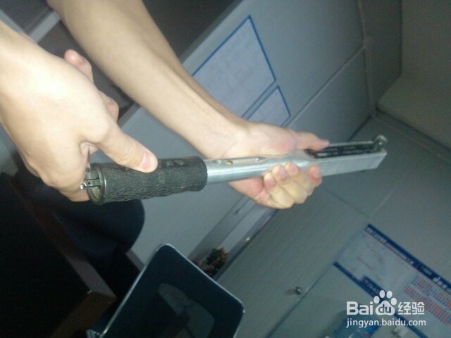 如何调节扭力扳手