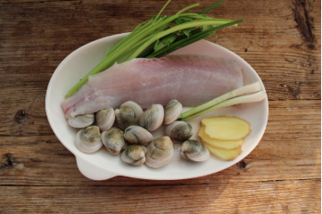 新鲜美味白蛤鱼片粥