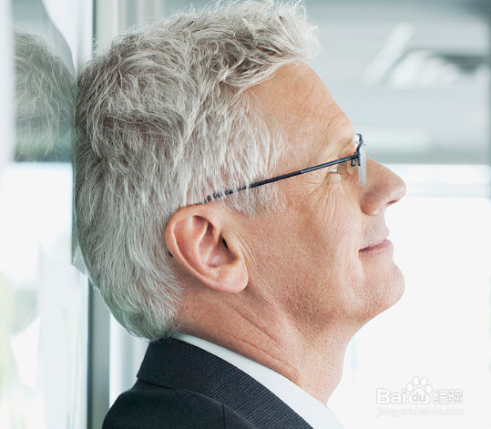 为何年纪轻轻就白发？赶紧看看什么原因吧！