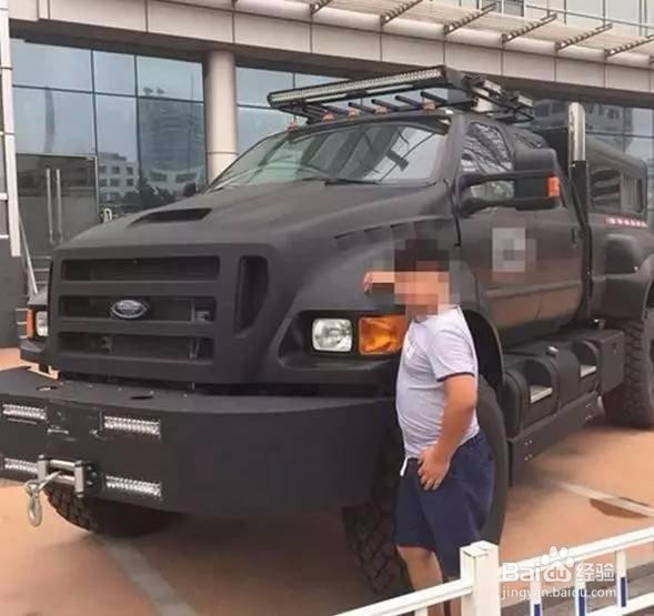 小伙300万买了辆美国，整天都在去加油站的路上