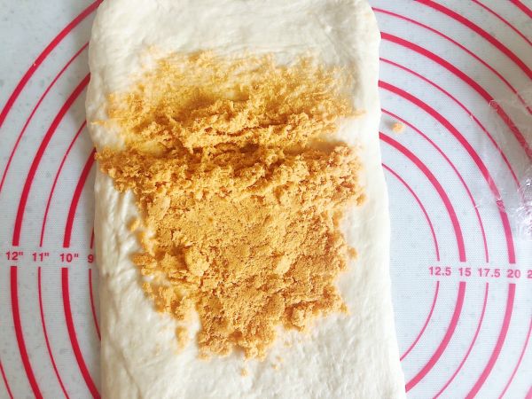 咸蛋黄肉松吐司