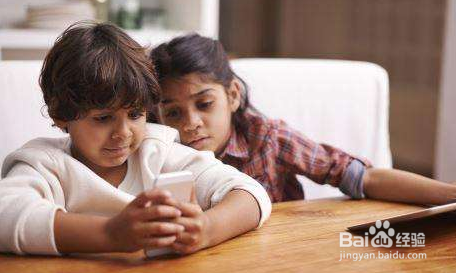 孩子沉迷于玩手机怎么办 家长一定要知道