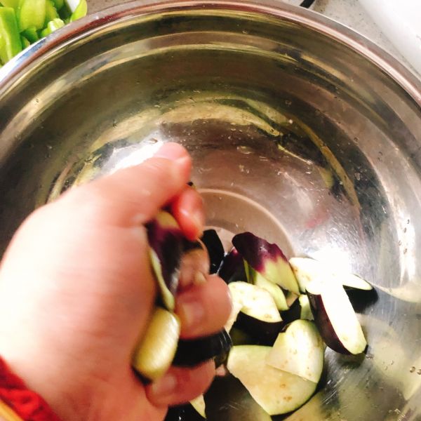 家常菜青椒炒茄子
