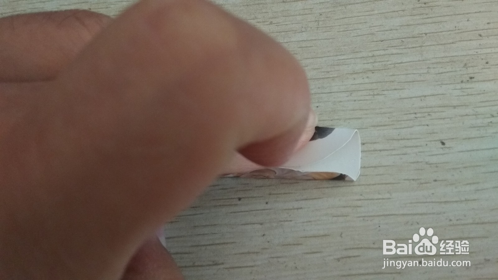如何用圆形硬卡纸做放两个中性笔的简易的支架