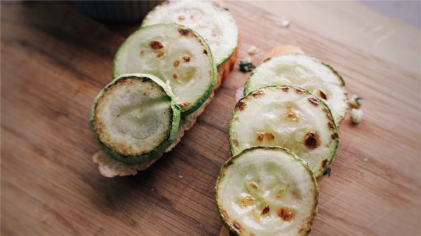 西葫芦开放式三明治