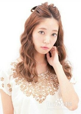 发型打底的简单时尚