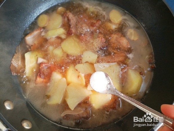 如何做出不需要油的土豆烧排骨