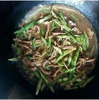 猪肉加扁豆焖饼做法