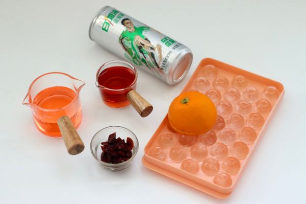 蔓越莓白桃气泡冰饮