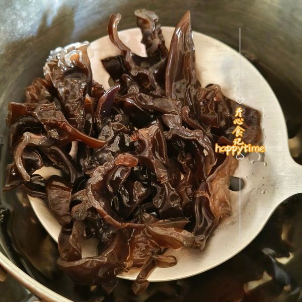 捞汁洋葱拌木耳