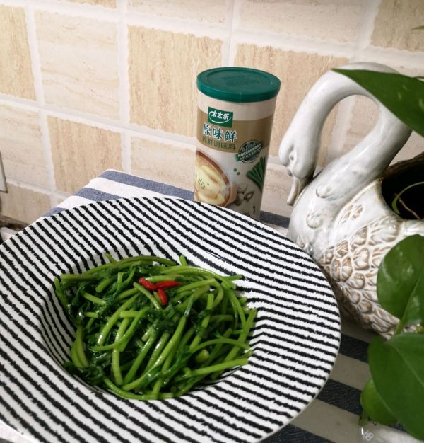 松仁枸杞拌茼蒿