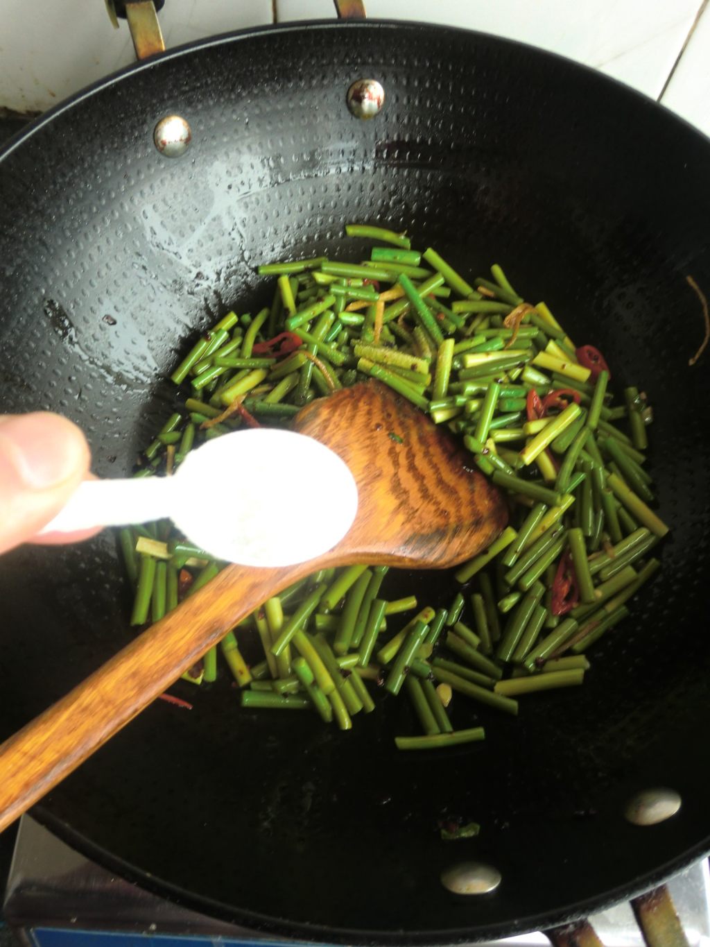 豆豉辣酱蒜薹香干的做法，好吃不腻！