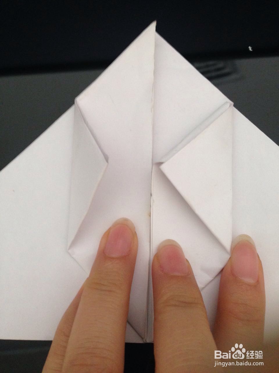 用纸折出可爱的小兔子