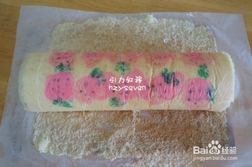 怎样做草莓彩绘戚风蛋糕卷