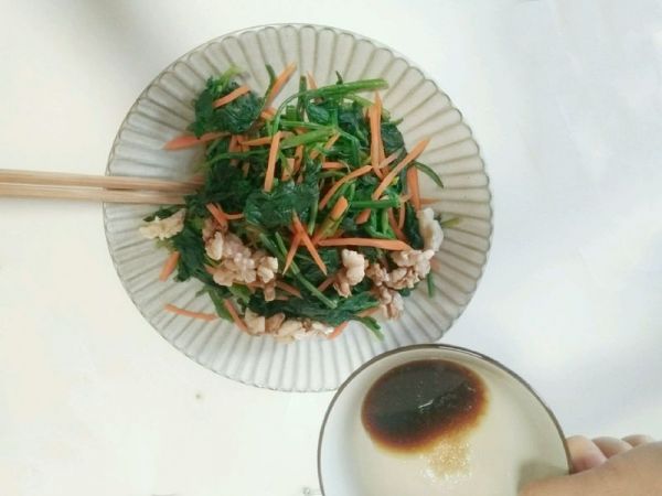 麻酱拌坚果菠菜