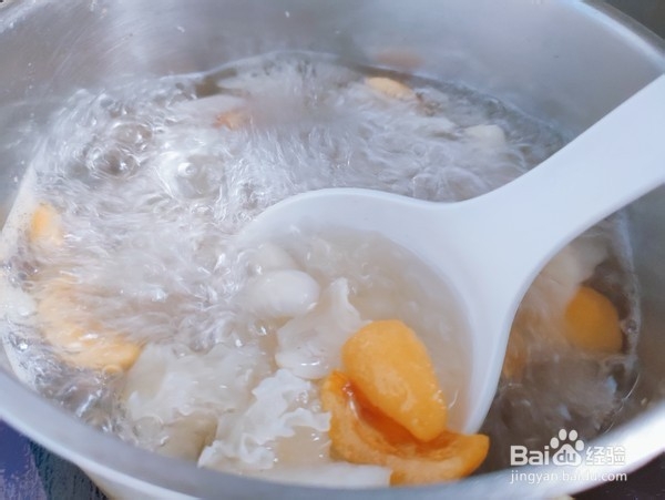 枇杷雪梨百合银耳汤