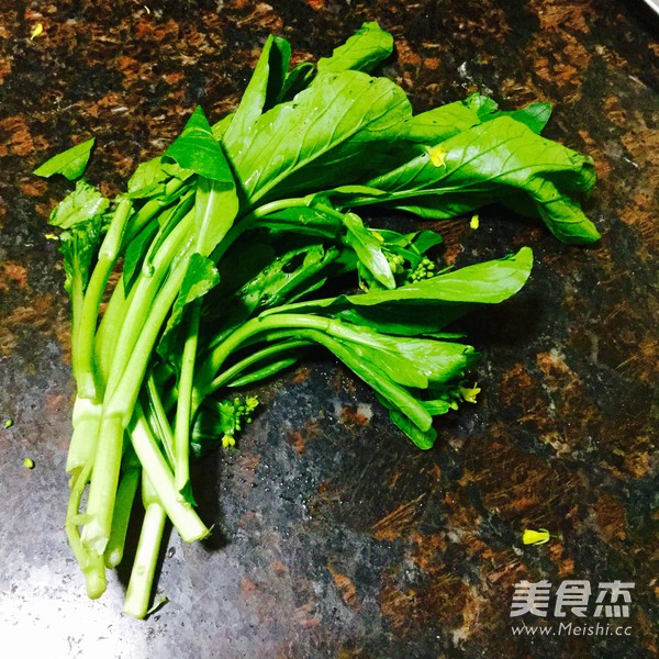 菜心炒米粉的做法