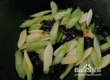 西芹山药炒木耳的做法