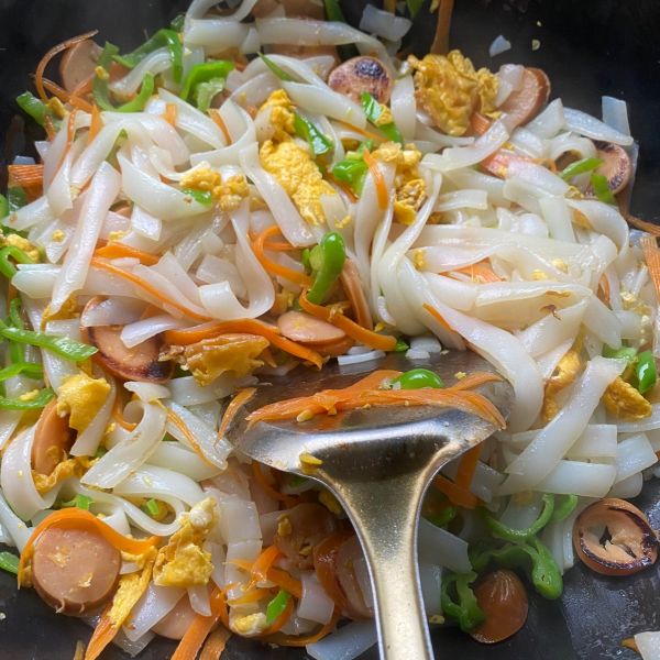 咖喱酱鸡蛋玉米热狗肠炒河粉