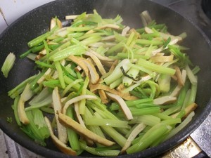 健康养生佳品芹菜香干的做法