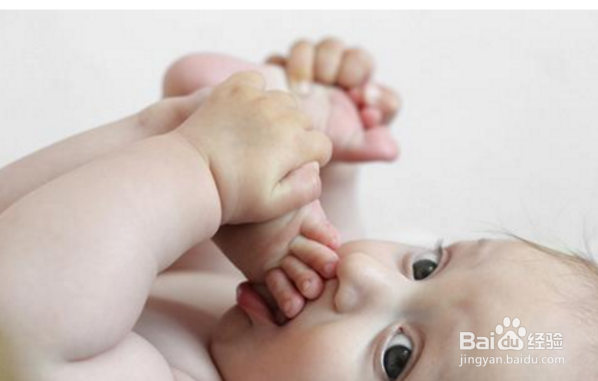 要不要给别人摸宝宝的小脸蛋?