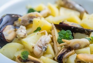 教大家做海鲜土豆沙拉