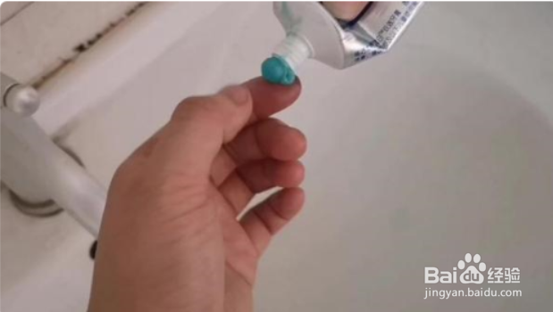 染发水染到皮肤上怎么才能快速去掉