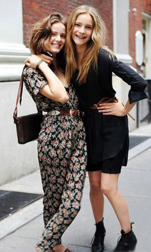 怎样装扮缤纷碎花连衣裙