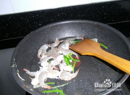 莲耦炒虾的做法