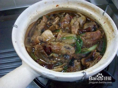 别样吃法烧鸡砂锅茴香焖鸡