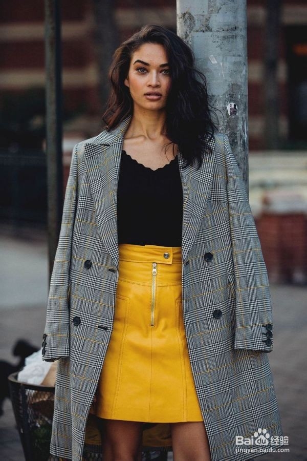 格纹大衣如何搭配裙子比较好看