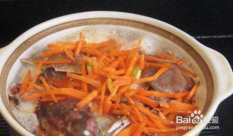 一步步做馋嘴的梭子蟹胡萝卜豆腐汤