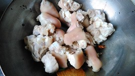 花生米炖猪蹄怎么做
