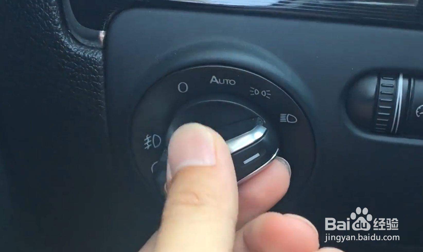 大众探岳怎么开启前后雾灯