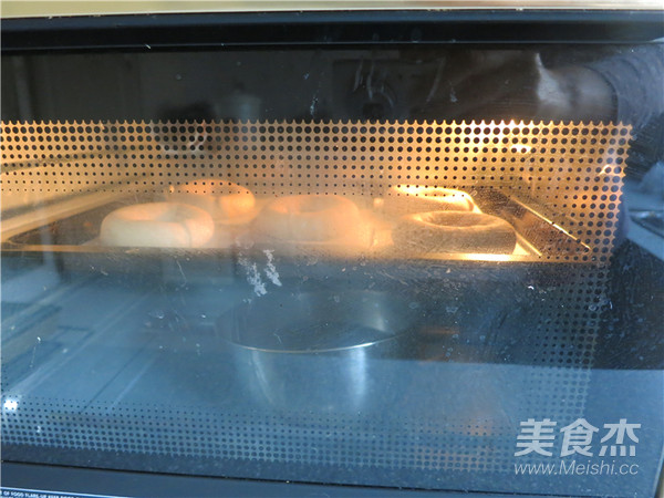 金枪鱼贝果三明治