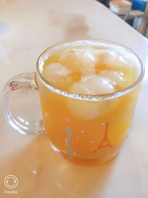 美食/营养 > 主食调一杯水果冰啤,静看日环食. 百香果荔枝冰啤酒.